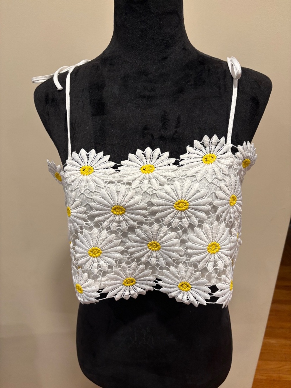 Forever 21 White and Yellow Daisy Crop Top Size Medium